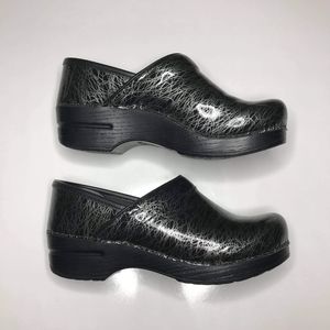 Dansko womens scribble clogs